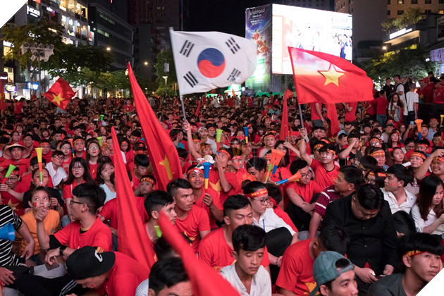 Đồng hành cùng dòng bão người chúc mừng đại thắng của đội tuyển Việt Nam 7