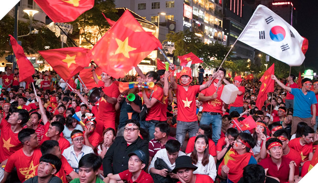 Đồng hành cùng dòng bão người chúc mừng đại thắng của đội tuyển Việt Nam 8