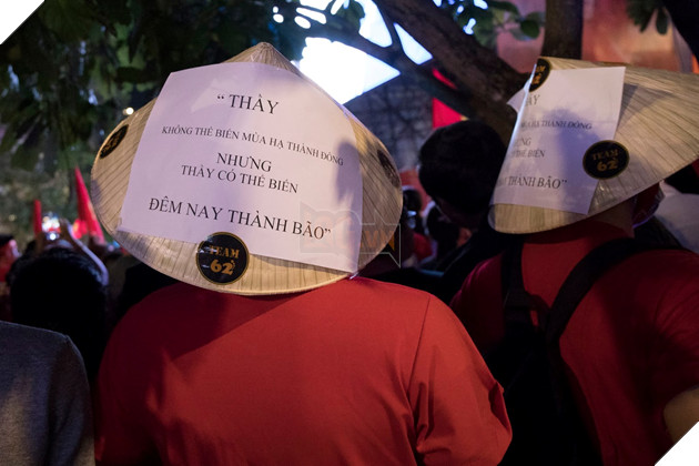 Đồng hành cùng dòng bão người chúc mừng đại thắng của đội tuyển Việt Nam 9