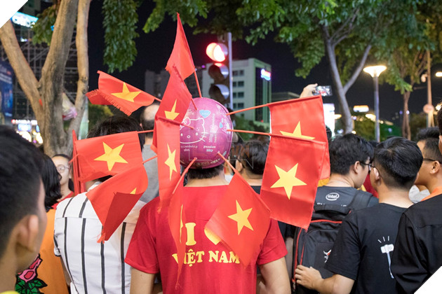 Đồng hành cùng dòng bão người chúc mừng đại thắng của đội tuyển Việt Nam 10