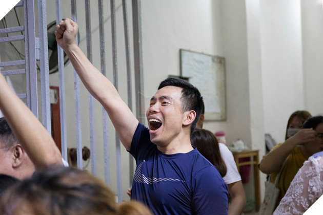 Đồng hành cùng dòng bão người chúc mừng đại thắng của đội tuyển Việt Nam 11