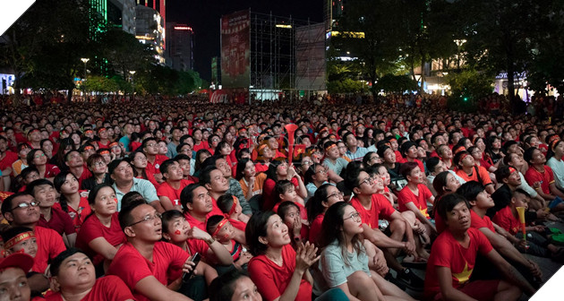 Đồng hành cùng dòng bão người chúc mừng đại thắng của đội tuyển Việt Nam 12