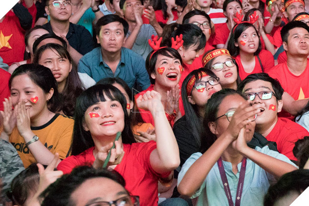 Đồng hành cùng dòng bão người chúc mừng đại thắng của đội tuyển Việt Nam 13