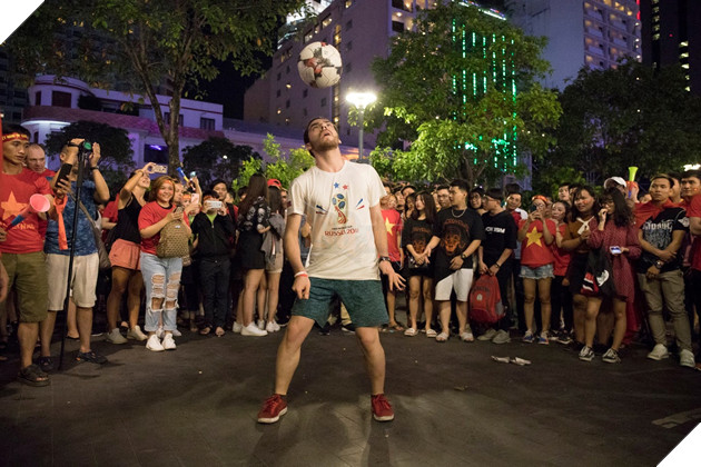 Đồng hành cùng dòng bão người chúc mừng đại thắng của đội tuyển Việt Nam 14