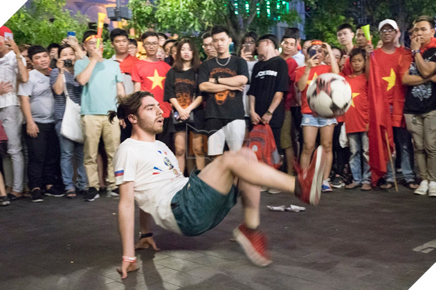 Đồng hành cùng dòng bão người chúc mừng đại thắng của đội tuyển Việt Nam 15