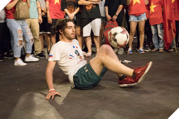 Đồng hành cùng dòng bão người chúc mừng đại thắng của đội tuyển Việt Nam 16