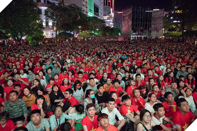 Đồng hành cùng dòng bão người chúc mừng đại thắng của đội tuyển Việt Nam 17