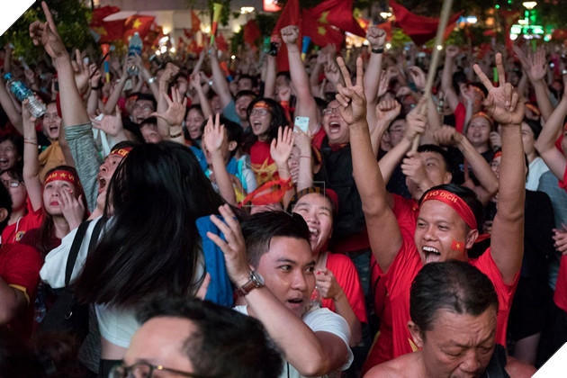 Đồng hành cùng dòng bão người chúc mừng đại thắng của đội tuyển Việt Nam 18