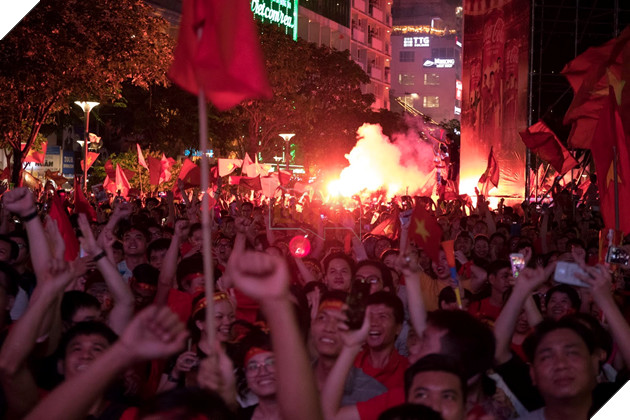 Đồng hành cùng dòng bão người chúc mừng đại thắng của đội tuyển Việt Nam 19