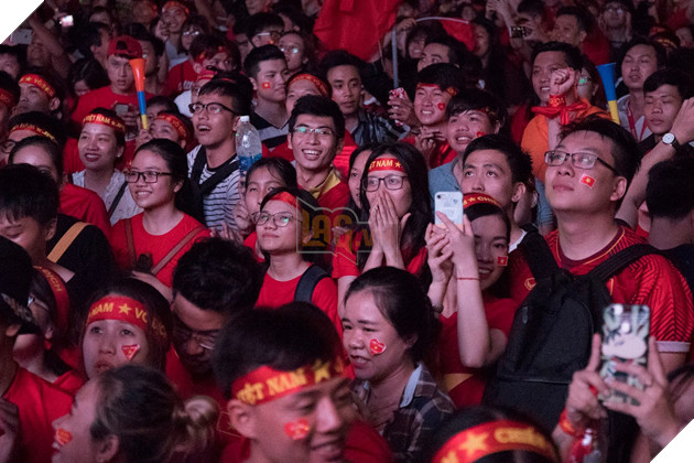 Đồng hành cùng dòng bão người chúc mừng đại thắng của đội tuyển Việt Nam 20