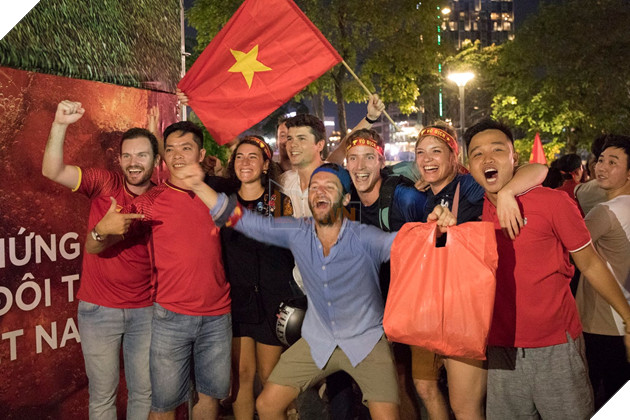 Đồng hành cùng dòng bão người chúc mừng đại thắng của đội tuyển Việt Nam 21