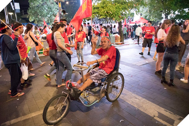 Đồng hành cùng dòng bão người chúc mừng đại thắng của đội tuyển Việt Nam 22