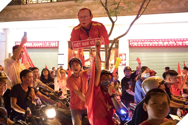 Đồng hành cùng dòng bão người chúc mừng đại thắng của đội tuyển Việt Nam 23