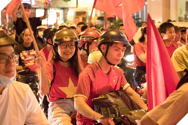 Đồng hành cùng dòng bão người chúc mừng đại thắng của đội tuyển Việt Nam 24