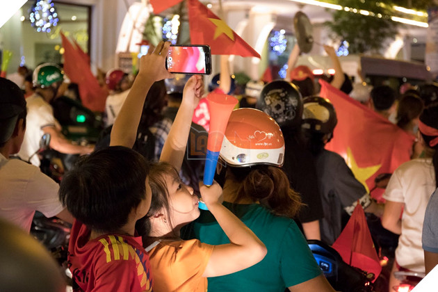 Đồng hành cùng dòng bão người chúc mừng đại thắng của đội tuyển Việt Nam 25