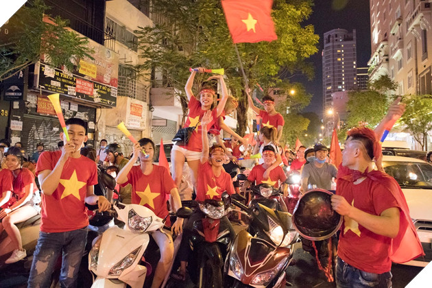 Đồng hành cùng dòng bão người chúc mừng đại thắng của đội tuyển Việt Nam 26