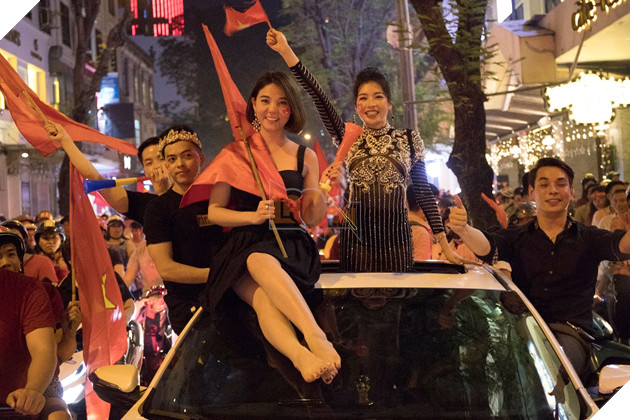 Đồng hành cùng dòng bão người chúc mừng đại thắng của đội tuyển Việt Nam 27