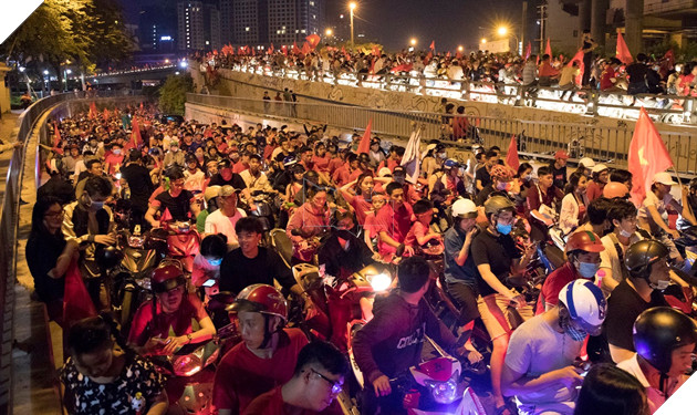 Đồng hành cùng dòng bão người chúc mừng đại thắng của đội tuyển Việt Nam 28