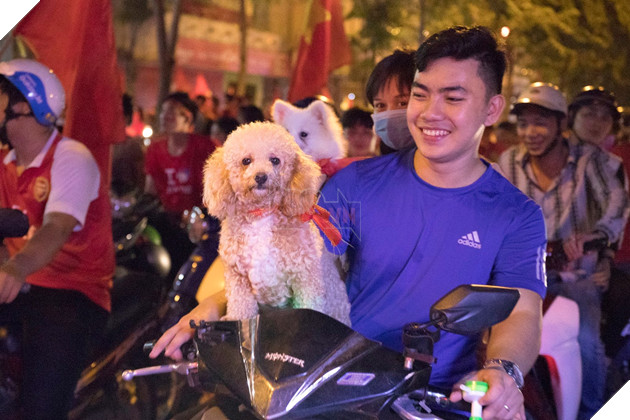 Đồng hành cùng dòng bão người chúc mừng đại thắng của đội tuyển Việt Nam 29