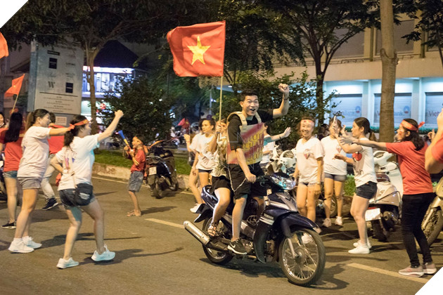 Đồng hành cùng dòng bão người chúc mừng đại thắng của đội tuyển Việt Nam 30