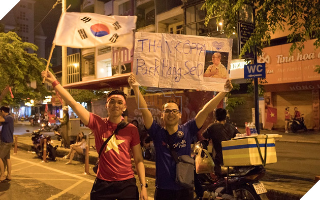 Đồng hành cùng dòng bão người chúc mừng đại thắng của đội tuyển Việt Nam 31