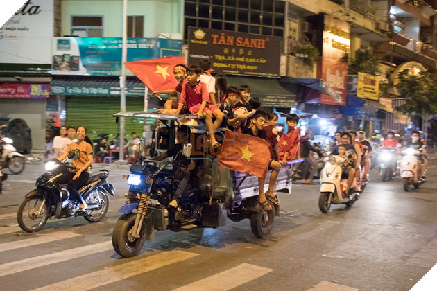 Đồng hành cùng dòng bão người chúc mừng đại thắng của đội tuyển Việt Nam 32
