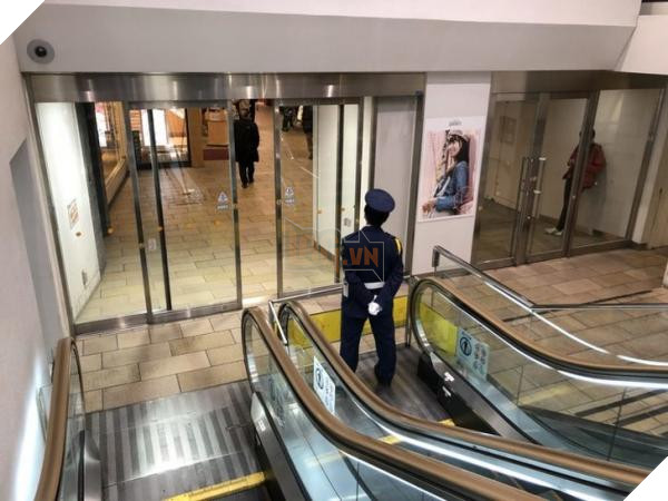 nhan vien dung canh thang may hong chi co o nhat ban