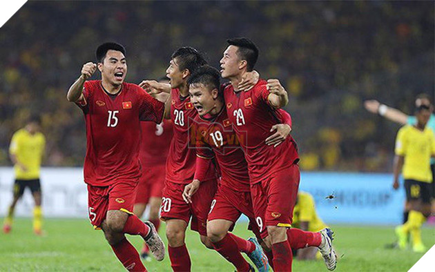 Chết cười với lời bình luận trong trận CK AFF: Quế Ngọc Hải hoàn toàn có thể buộc dây giày lâu hơn!