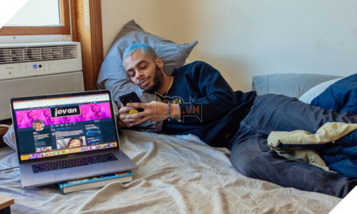 Anh chàng Streamer ngày ngày ăn xin trên mạng, mỗi tháng vẫn đút túi nhẹ nhàng 4.000 USD - Ảnh 1.