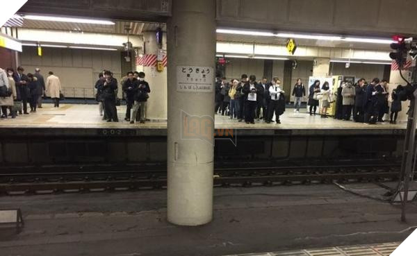 xep hang ngay ngan cho tau dien ngam o nhat ban