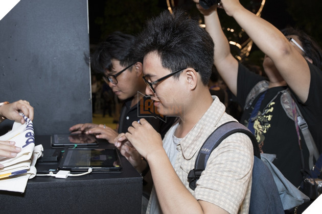 Đánh thức siêu robot biến hình Bumblebee cùng Ninh Dương Lan Ngọc, Hứa Vĩ Văn và dàn sao Việt 40