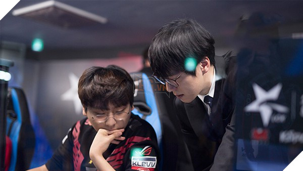 Faker lại thể hiện độ phũ khi trả lời phỏng vấn: kkOma dành nhiều thời gian cho tôi nhất, nhưng tôi thì chả muốn gặp anh ấy tí nào - Ảnh 5.