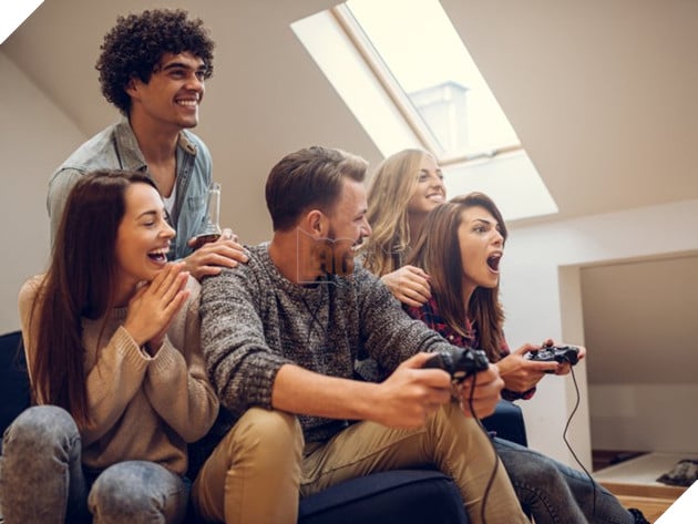 Khoa hoc chung minh choi game dien tu nhu Lien Minh Hay Dota 2 giup gia tang luong chat xam va tang cuong kha nang hoat dong cua nao Group of friends playing video games at home.