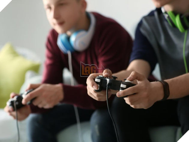 Khoa hoc chung minh choi game dien tu nhu Lien Minh Hay Dota 2 giup gia tang luong chat xam va tang cuong kha nang hoat dong cua nao 2 Teenagers playing video games at home