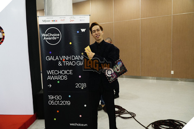 Chết ngất với set đồ trị giá cả trăm triệu mà Viruss diện lên thảm đỏ We Choice Award - Ảnh 1.