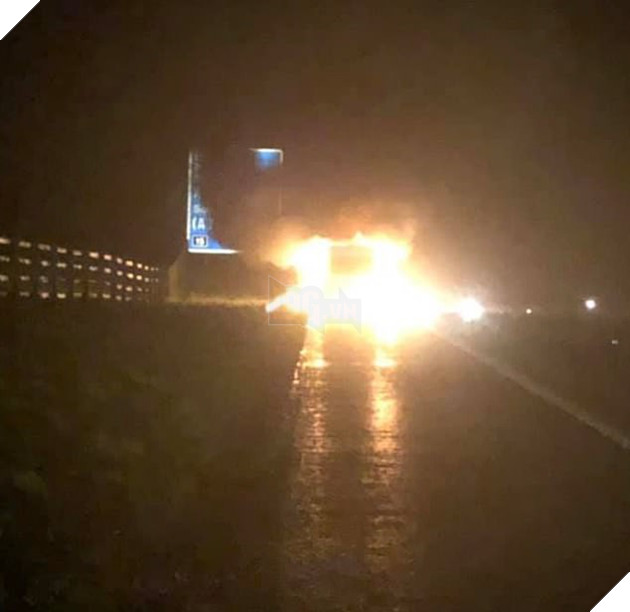 Tưởng chủ nhân vẫn còn kẹt trong xe tải bốc cháy, chú chó nhảy vào cứu thì chiếc xe phát nổ - Ảnh 2.