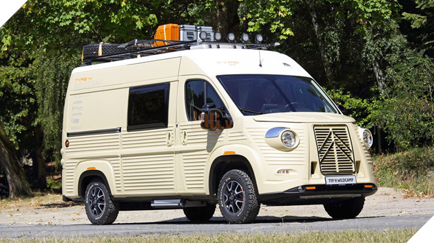 Tưởng chủ nhân vẫn còn kẹt trong xe tải bốc cháy, chú chó nhảy vào cứu thì chiếc xe phát nổ - Ảnh 1.