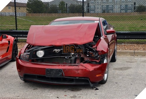 Nhóm thiếu niên bắt chước GTA chơi trò đập nát bét siêu xe, gây thiệt hại gần 20 tỷ đồng - Ảnh 1. Nhóm thiếu niên bắt chước GTA chơi trò đập nát bét siêu xe, gây thiệt hại gần 20 tỷ đồng - Ảnh 1.