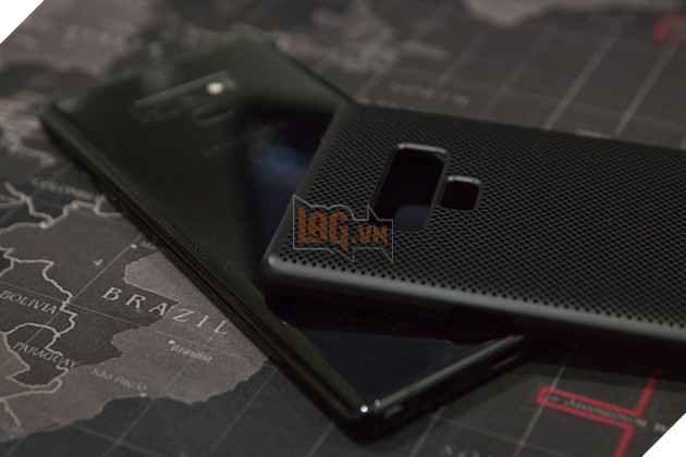 Dán lưng, ốp lưng và bao dao cũng là một nguyên nhân khiến điện thoại nóng khi sạc vì thoát nhiệt không đủ. Nguồn: Lag.vn.