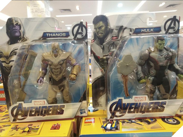 Các món đồ chơi làm lộ spoiler Avengers: Endgame với giá niêm yết là VND của Việt Nam. Nguồn: Internet.