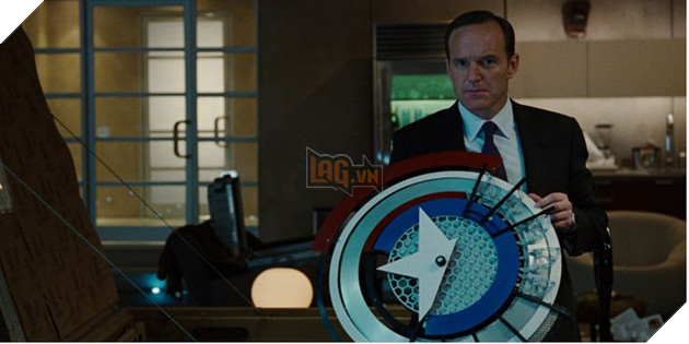 Đặc vụ Phil Coulson của SHIELD cầm một bản mô phỏng chiếc khiên của Cap. Nguồn: Internet.