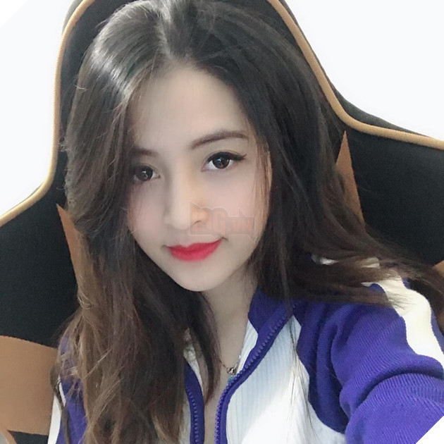 Vợ chồng QTV và Raina lầy lội khi hóa trang thành ông bà già hù dọa người hâm mộ