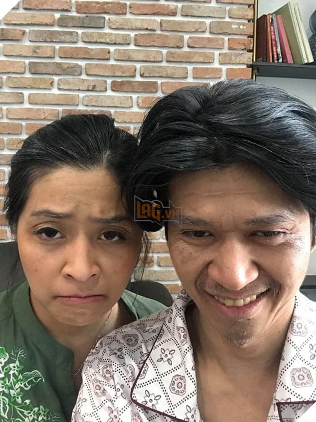 Vợ chồng QTV và Raina lầy lội khi hóa trang thành ông bà già hù dọa người hâm mộ 3