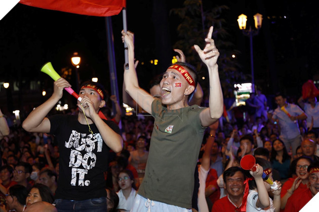 Việt nam - Nhật Bản, hàng triệu người Việt Nam căng thẳng với tuyển nước nhà 9