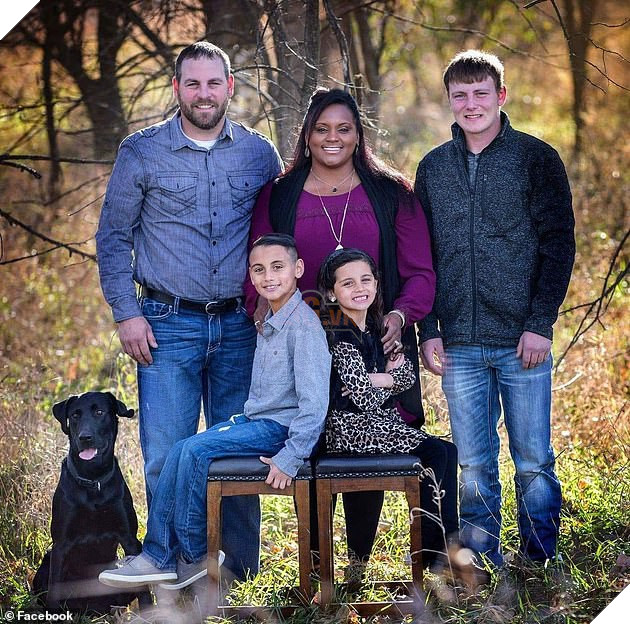 Dân mạng phát sốt với con chó mực đi hoang cả tháng, lúc về dắt thêm 2 bạn chó và dê - Ảnh 1.