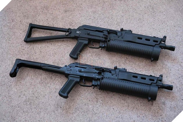 PP-19 Bizon là khẩu SMG mới nhất được đưa vào game, còn đây là hình ảnh đời thực của em nó với 2 loại báng khác nhau. Nguồn: Internet.