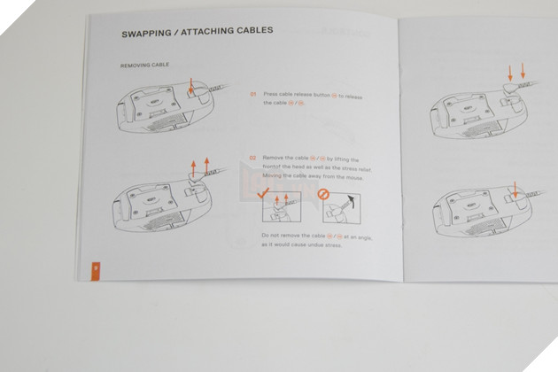 Phụ kiện bao gồm một sách hướng dẫn sử dụng. Nên đọc kỹ vì chuột sử dụng nhiều thành phần tháo rời, dễ hư hỏng nếu không dùng đúng cách. Nguồn: Lag.vn.
