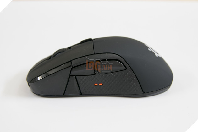 Bên hông trái chuột là 2 nút tới lui và 1 nút tùy chọn để bạn chỉnh. Chuột được bọc một lớp cao su chống trượt. Đăc biệt còn có màn hình OLD nhỏ để hiện thị thông số hay hình ảnh mà chút nữa chúng ta sẽ nói tới. Nguồn: Lag.vn.