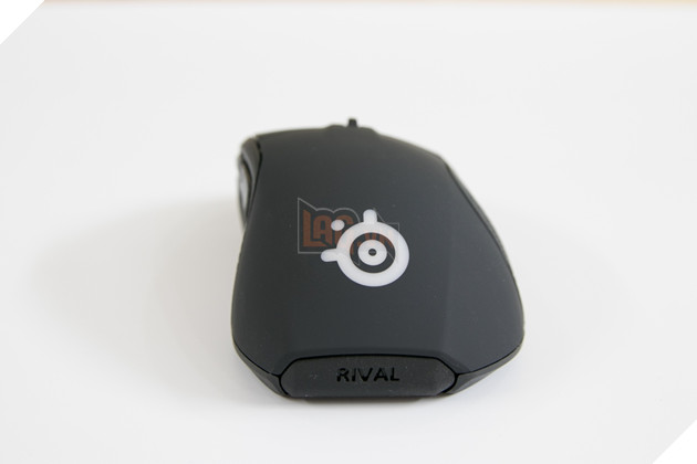 Thân chuột được làm từ nhựa nhám mịn đem lại cảm giác chắc chắn, không trơn trượt. Phía đuôi chuột là logo Steelseries RGB 16 triệu màu và bên dưới nữa là một núm cao su đặc biệt sẽ được nói tới sau. Nguồn: Lag.vn.