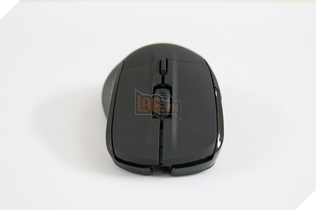 Măt trước chuột cũng khá đơn giản với các nút chuột trái phải, con lăn (cũng có RGB) và nút thay đổi qua lại giữa 2 mức DPI hoặc các bạn cũng có thể tùy chỉnh lại nếu muốn. Nguồn: Lag.vn.